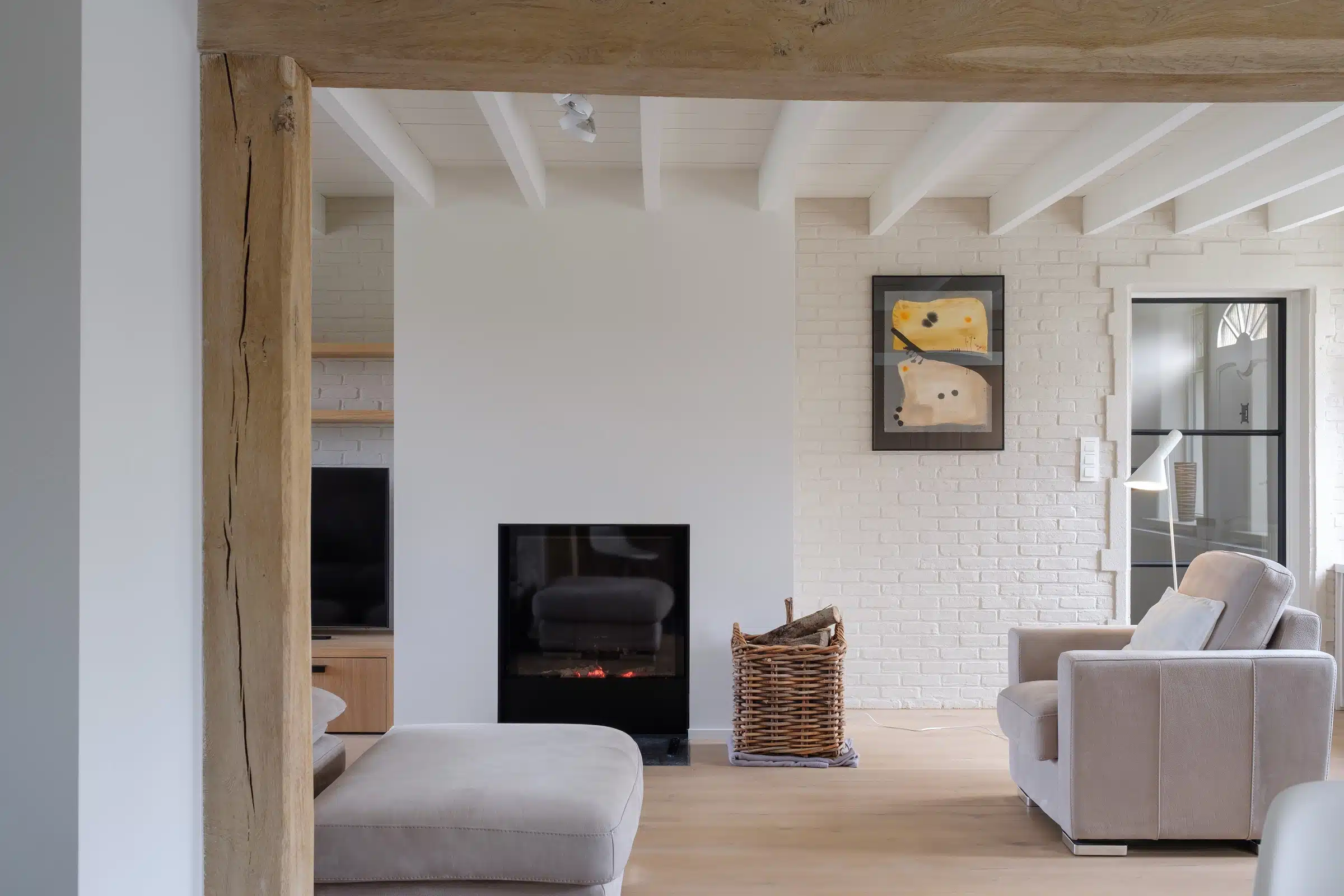 verbouwing oude hoeve - verbouwen van een oude hoeve - verbouwing - interieur - modern - landelijk - inrichting - living - woonkamer - haardvuur - stoof